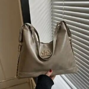 Womens Gray Vegan Leather Handbag. NWOT.